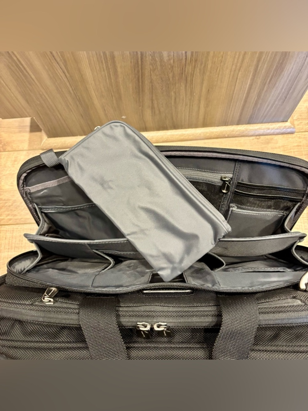 Briggs & Riley Large Travel Brief - Picture 11 of 13